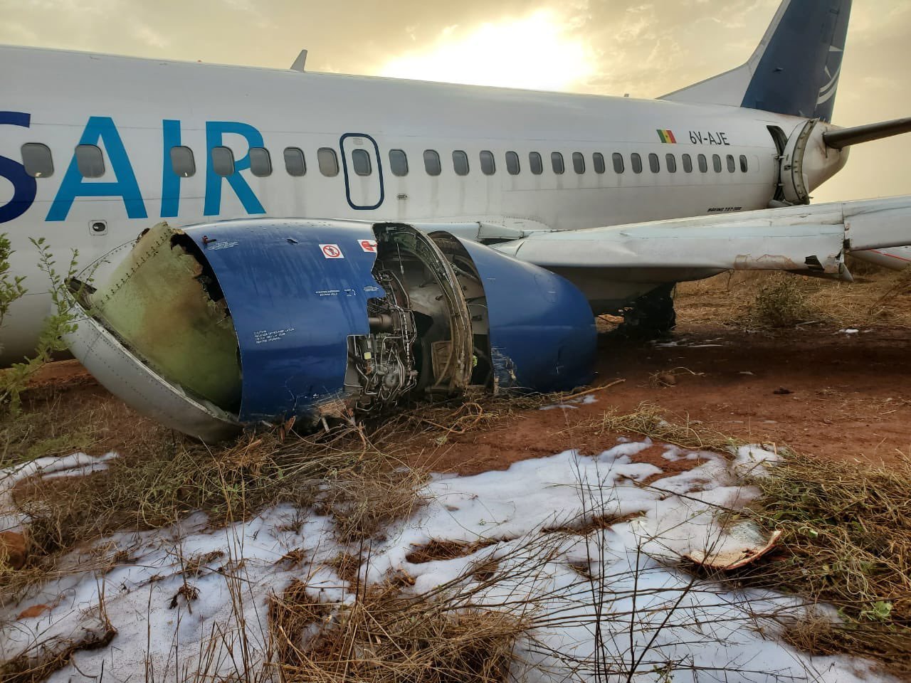 Seria neagră continuă pentru Boeing: 11 răniţi după ce un avion a ieşit de pe pistă la Dakar – VIDEO