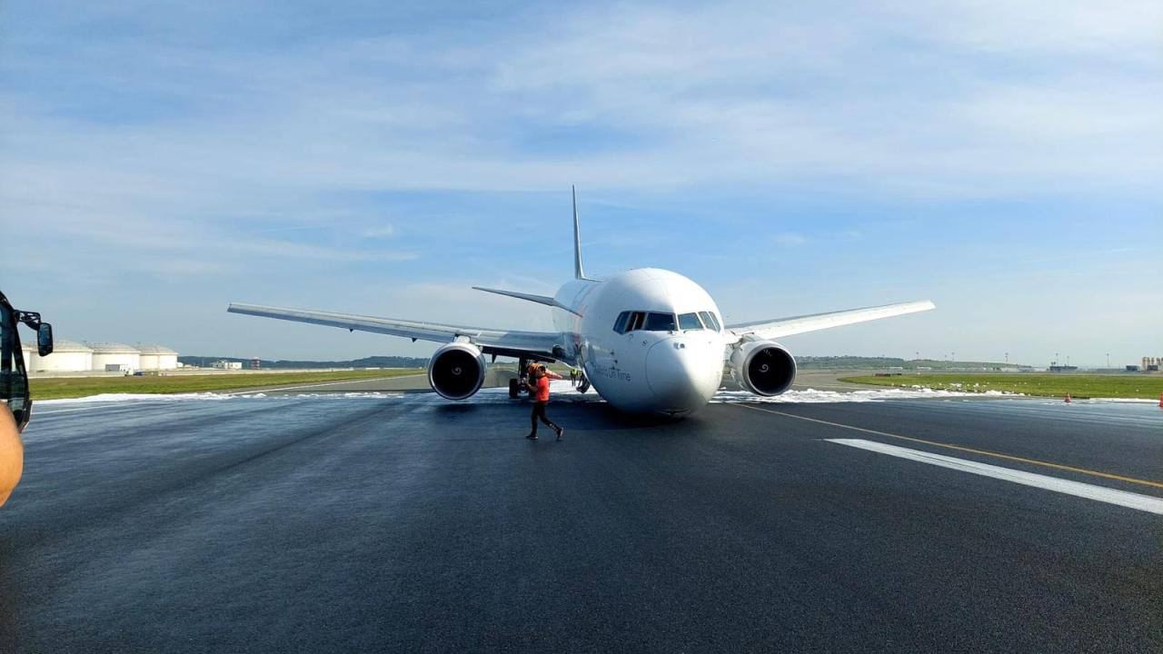 Incident grav cu un avion Boeing: Aterizare fără roţile din faţă