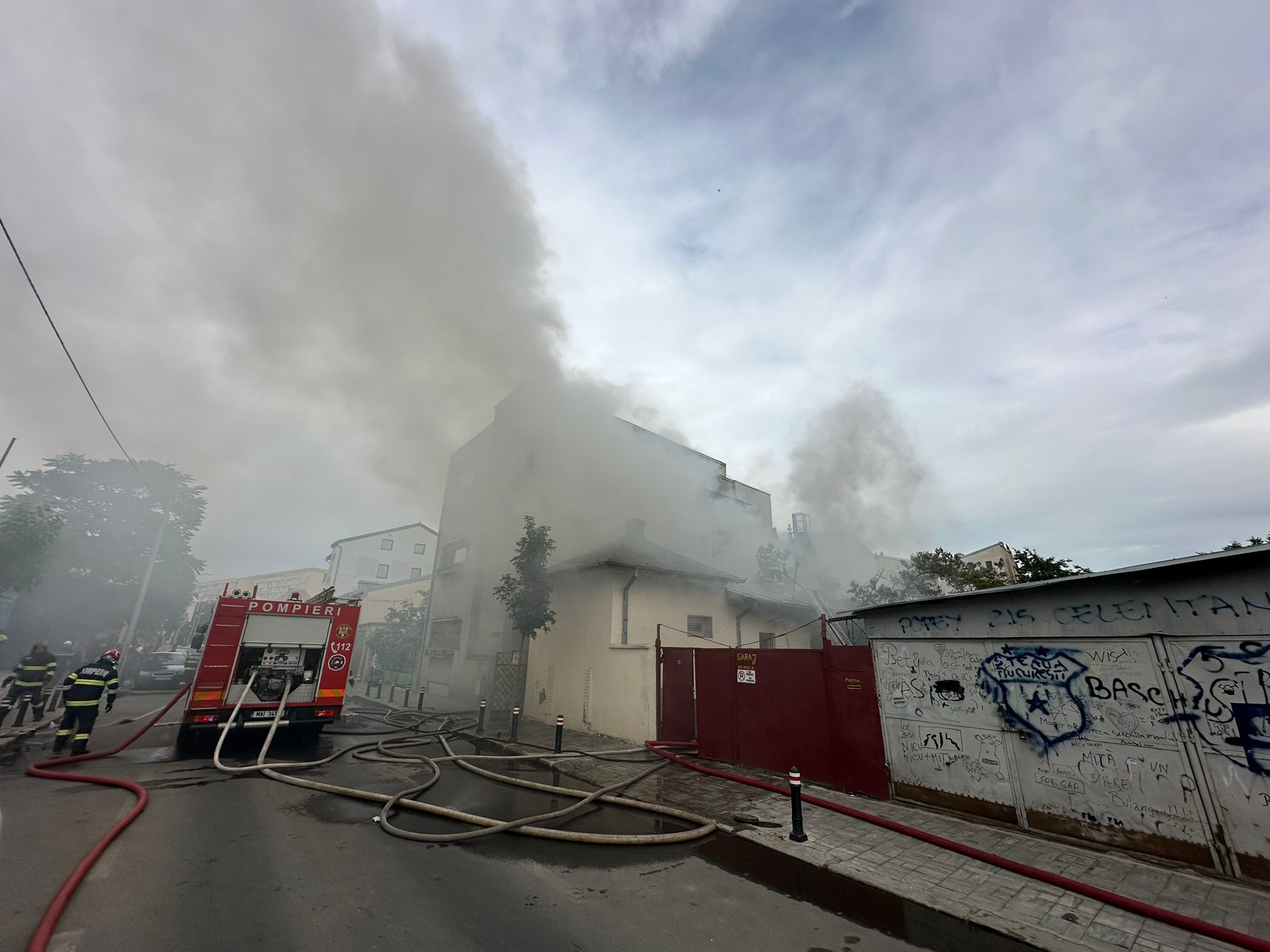Ultima oră: Incendiu cu degajări mari de fum la o casă din București