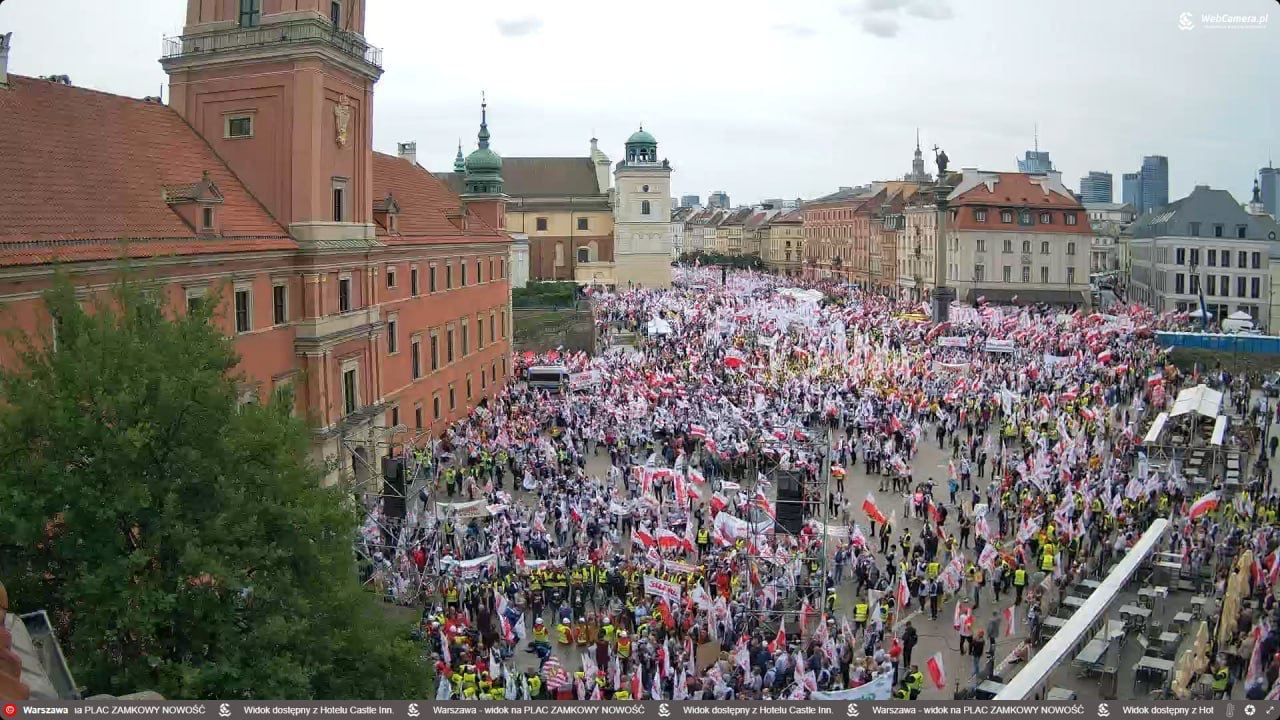 Mii de fermieri polonezi au protestat la Varşovia faţă de „Otrava Verde”, nemulţumiţi de reglementările europene în materie de mediu. Au fost susţinuţi de politicieni din fostul guvern naţionalist – VIDEO, FOTO