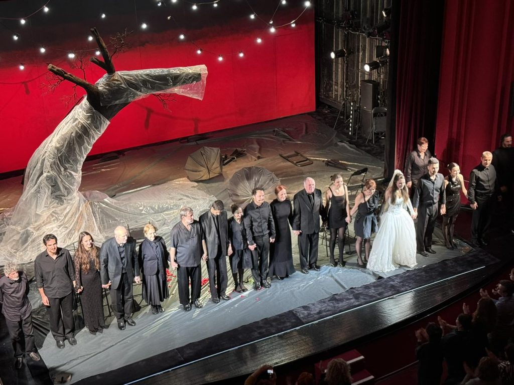 artisti atacati cu pietre pentru ca nu au adus cadouri