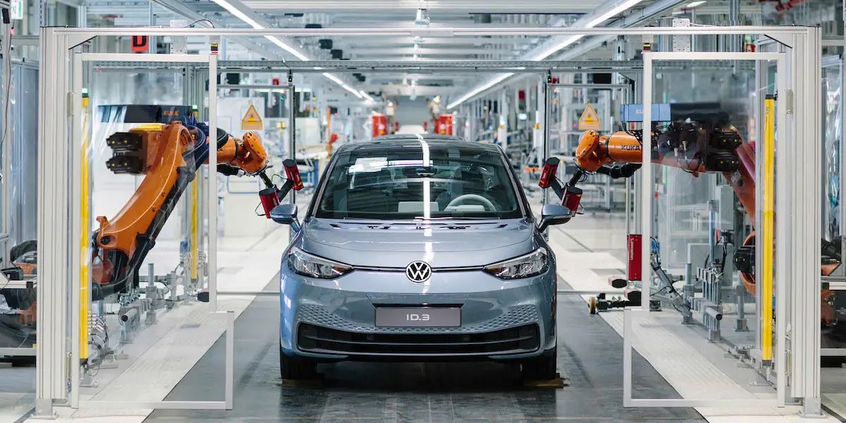 Volkswagen ia în calcul concedierea a până la 100.000 de angajaţi şi închiderea a patru fabrici din Germania