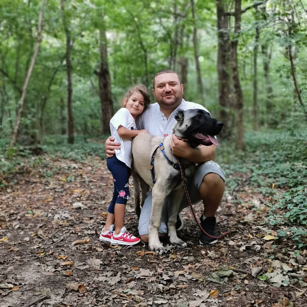 El este „Îngerul nevoiașilor” de la Gara de Nord. Mihai Ceserean, bunul samaritean care luptă cu indiferența din propria leafă. Gesturile lui emoționante sunt virale!