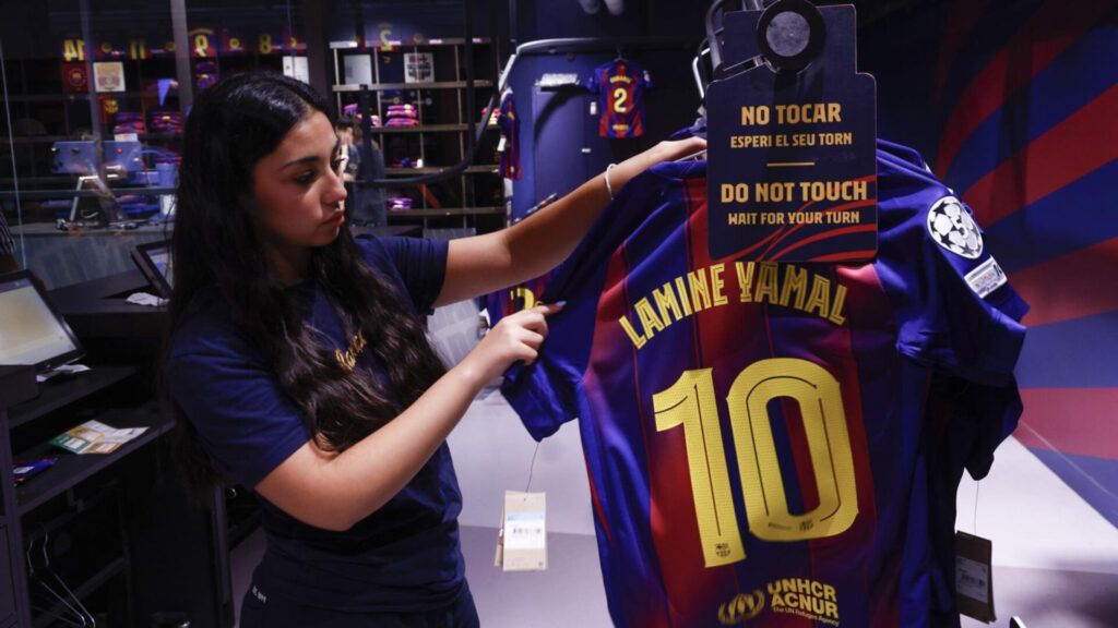 Messi și Ronaldo, depășiți la vânzări! Tricoul lui Lamine Yamal este cel mai dorit în lume
