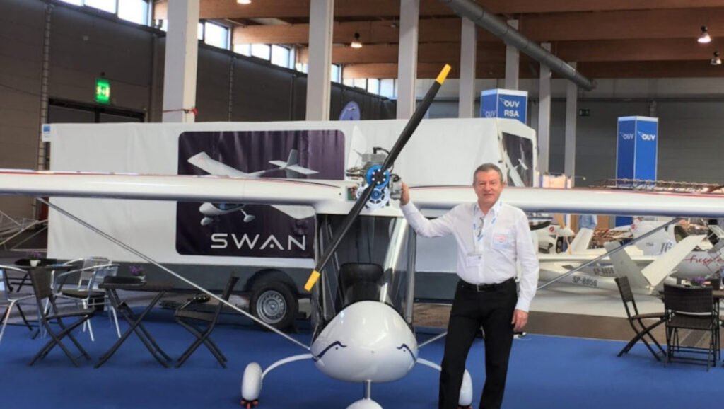 Fostul ministru Radu Berceanu constuiește avioane ultrausoare. Prețurile pentru un aparat pornesc de la 29.000 de euro!