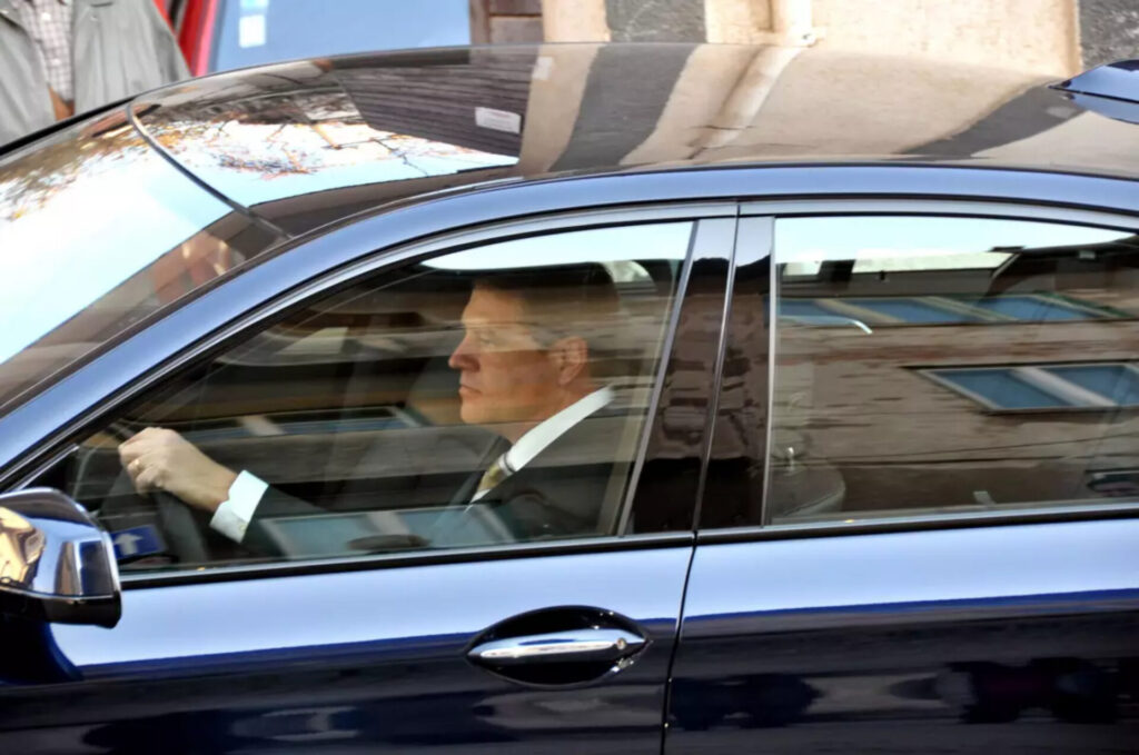 Mașina lui Klaus Iohannis, scoasă la licitație la Sibiu