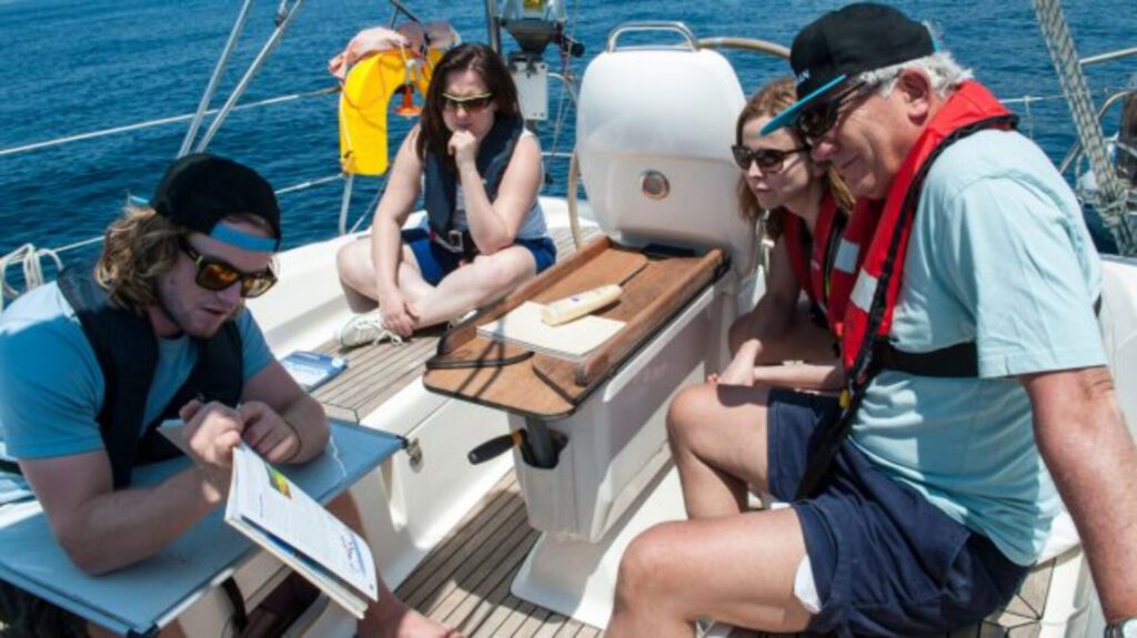 Permisul de barcă, tot mai căutat de români. Ghid complet pentru obținerea brevetului de skipper, de la lacuri, Deltă și navigația pe mare