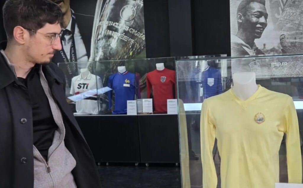 Matei Lucescu după ce a văzut tricourile primite de Mircea Lucescu de la Messi şi Pele