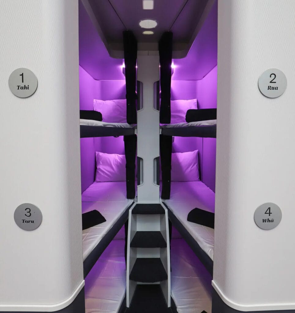 O companie aviatică bagă paturi suprapuse la clasa economică. Somn sănătos dar de maxim 4 ore!