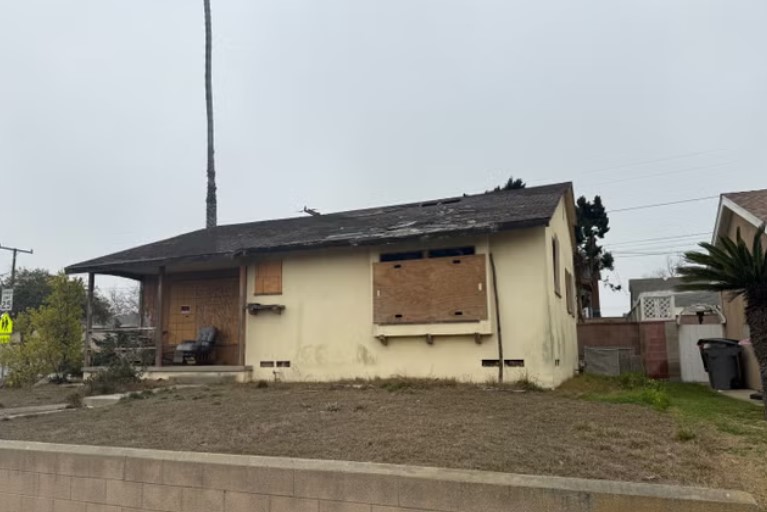 O casă distrusă de incendiu s-a vândut cu 1 milion de dolari în Los Angeles. Criza imobiliară atinge un nou nivel