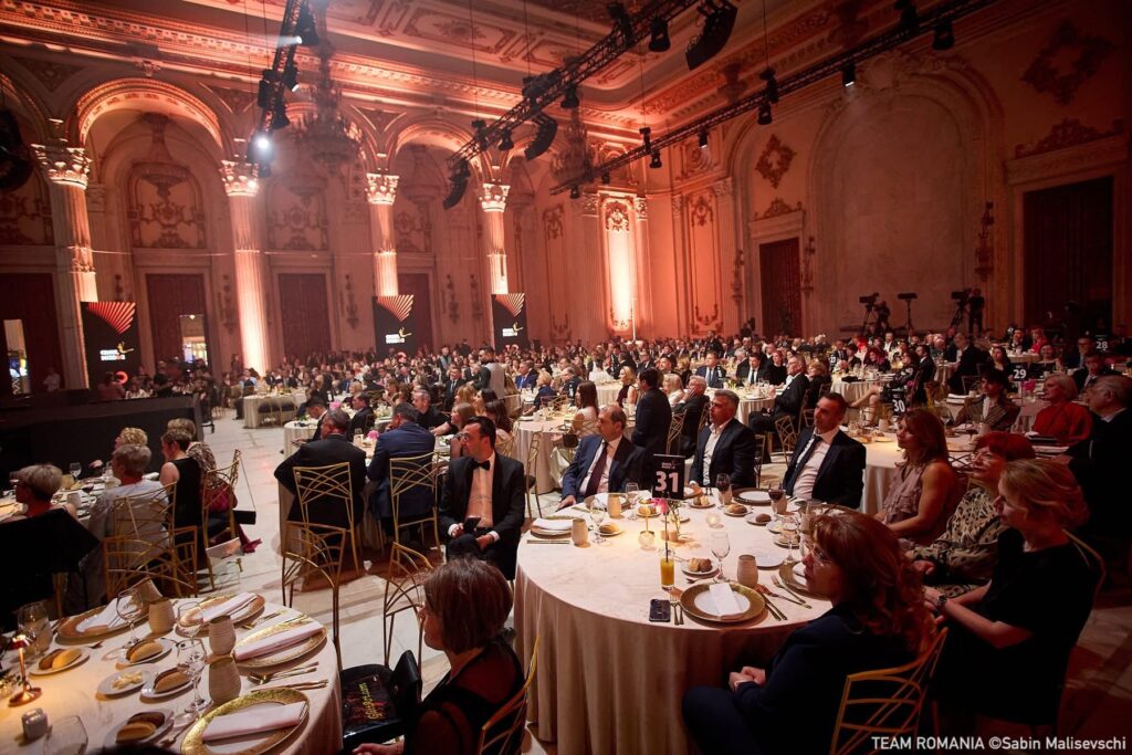 Gala „Nadia Comăneci – 50 de ani de la prima notă de 10”, aseară la Palatul Parlamentului. 500 de invitați îmbrăcați în negru, Nadia în alb