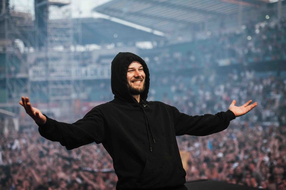 Cine este Max Korzh, artistul din Belarus care aduce 39.000 de turiști străini pe Arena Națională. Record absolut pentru un concert în București