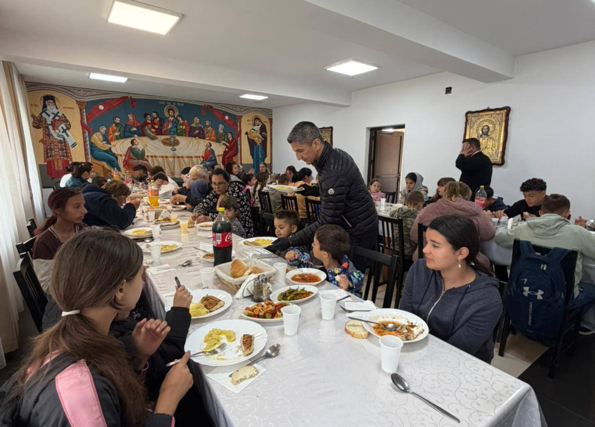 Gest emoționant făcut de Răzvan Lucescu la pomana în memoria tatălui său. A servit personal peste 100 de nevoiași la o cantină socială!
