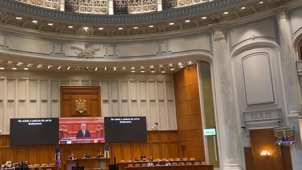 Scandal din cauza pălincii în Parlament! Deputații s-au încins pe tema câtor litri de trăscău ar trebui să-și facă românul ca să fie patriot adevărat