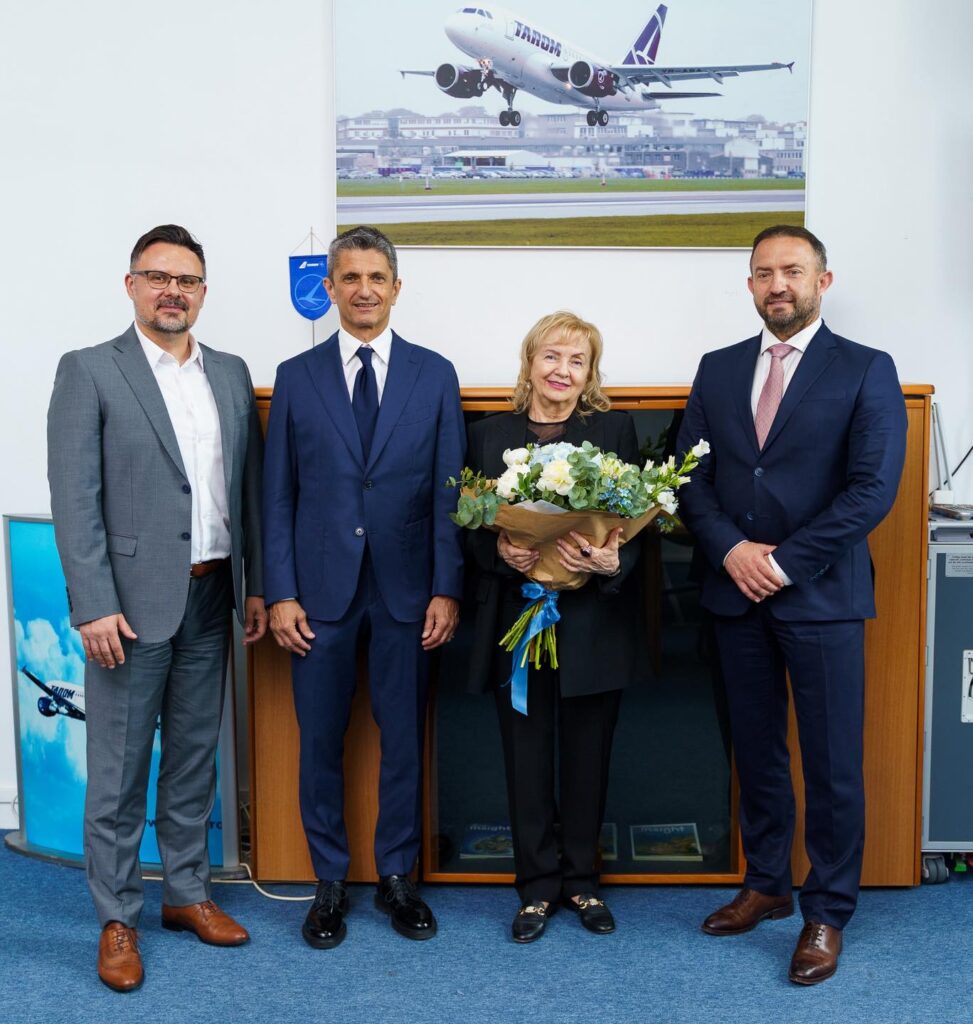 Numele lui Mircea Lucescu pe cel mai modern avion din flota TAROM