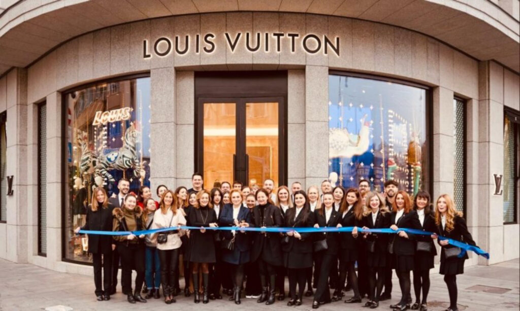 Louis Vuitton a făcut profit record la București! Românii bogați nu simt criza!
