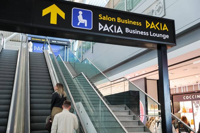 Cu ce carduri bancare poți intra gratuit în saloanele business ale aeroporturilor